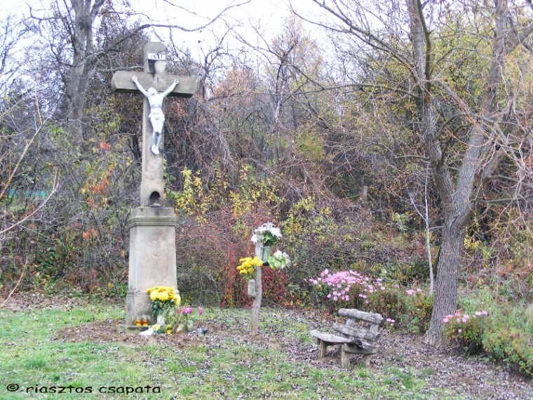 Feszület az út mentén